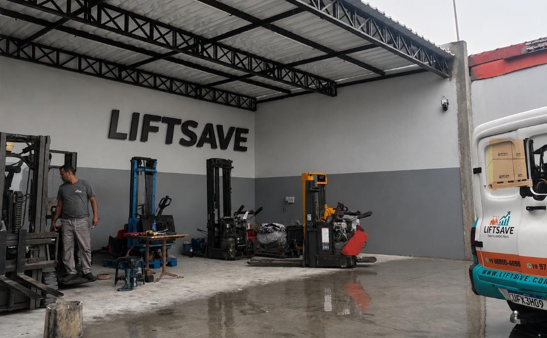 Área interna da oficina Lift Save com empilhadeiras em manutenção